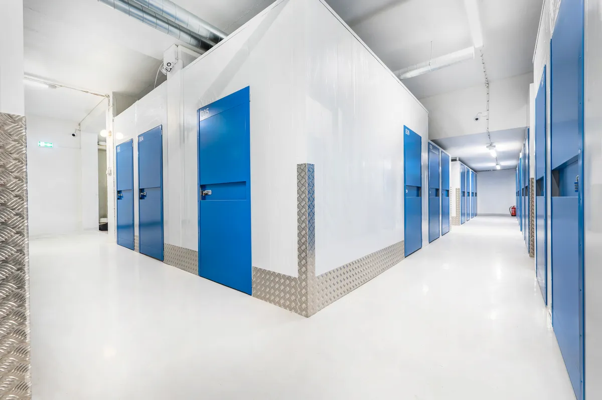 Ålesund Minilager – rene korridorer med blå dører